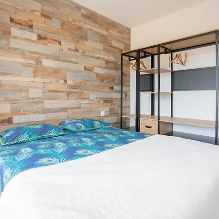 Avec Piscine Partagee אגדה